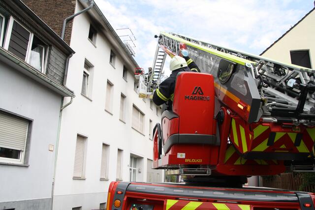 Auch die Drehleiter war beim Brand in der Rondorfer Straße im Einsatz. 18 Feuerwehrleute waren im Einsatz.