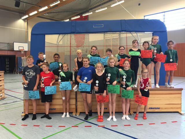 Die neuen Vereinsmeister des Brühler Turnvereins im Trampolinturnen bei der Siegerehrung.