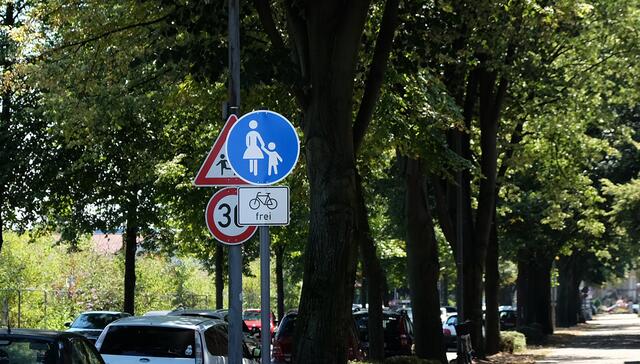 Die Verwaltung hat bislang nur die Verkehrsschilder ausgetauscht. | Foto: Schriefer