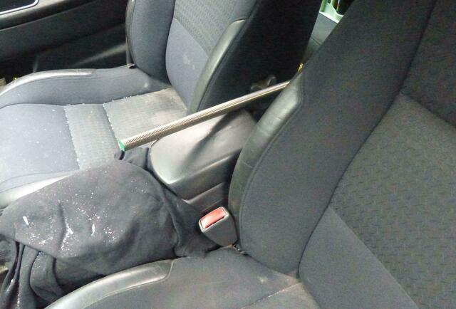 Die Stange ist zwischen den Sitzen gelanet | Foto: Polizei