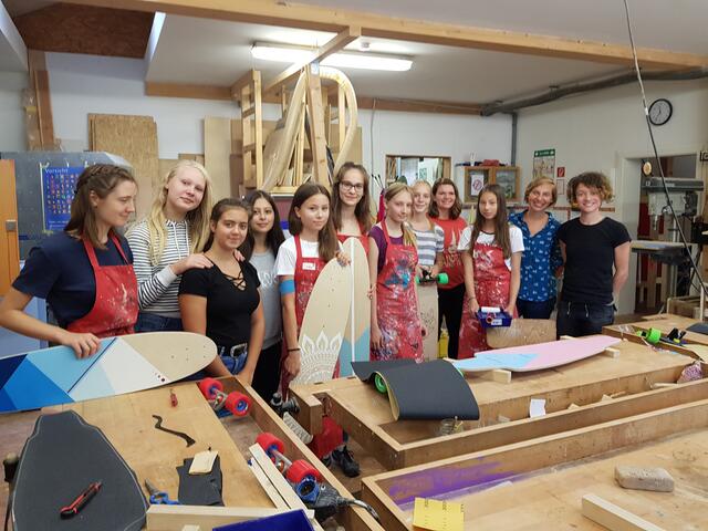 Aus zwei Brettern, vier Rollen, Kugellagern, zwei Scharnieren und ein paar Kleinigkeiten bauten neun junge Damen Longboards. Während Tischlerin Jennifer Grabe (r.) wusste, wie das geht, übernahmen Hanna Kunas (2.v.r.) und Sandra Grinblats (4.v.r.) die Organisation. | Foto: Robels
