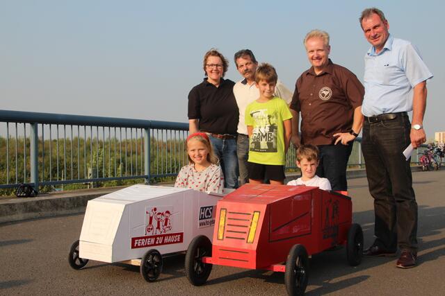 Ludwig Kertz von „Ferien zu Hause“ (2.v.l.) sowie Barbara Berghausen, Florian (11), Stephan Demmer und Konrad Klein vom Verein „Seifenkistenfreunde Porz-Elsdorf“ (v.l.) freuen sich schon auf das Seifenkistenrennen, an dem auch Amelie (10) und Louis (9) mit ihren selbst gebauten Flitzern teilnehmen werden.