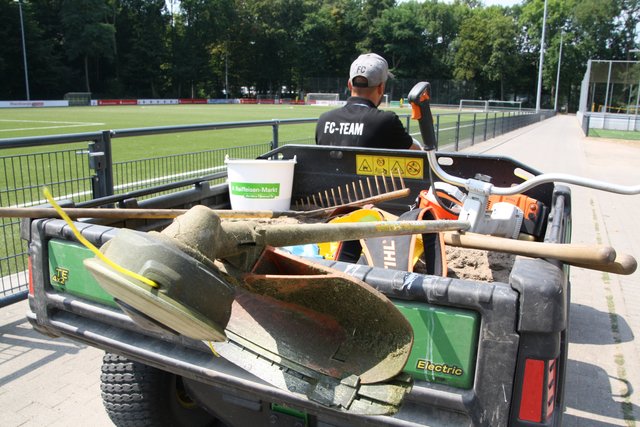 Am Steuer der verschiedenen Fahrzeuge hat Sascha am meisten Spaß bei seiner­ Arbeit am Geißbockheim. | Foto: Volker Düster