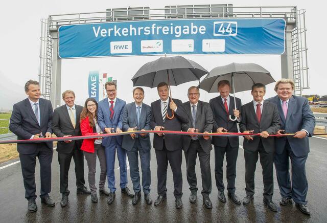 Enak Ferlemann (Mitte), Parlamentarischer Staatssekretär beim Bundesminister für Verkehr und digitale Infrastruktur, hat die wiederhergestellte Autobahn offiziell dem Verkehr übergeben. | Foto: Mark Keppler