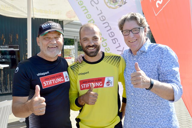 Daumen hoch für eine gelungene Integration: Willi Breuer, Sascha und FC-Vize-Präsident Toni Schumacher. | Foto: Volker Düster