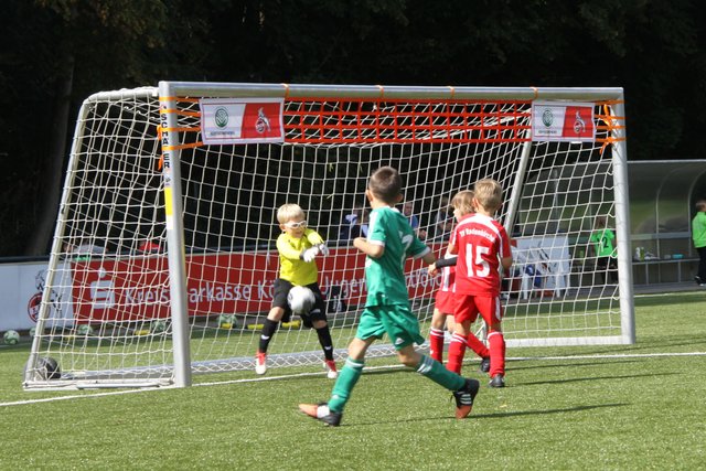 Im Einlagespiel zwischen den F-Junioren des TV Rodenkirchen und der DJK Buchforst-Kalk kamen die Tornetze beim GeißbockCup zum Einsatz. | Foto: FVM