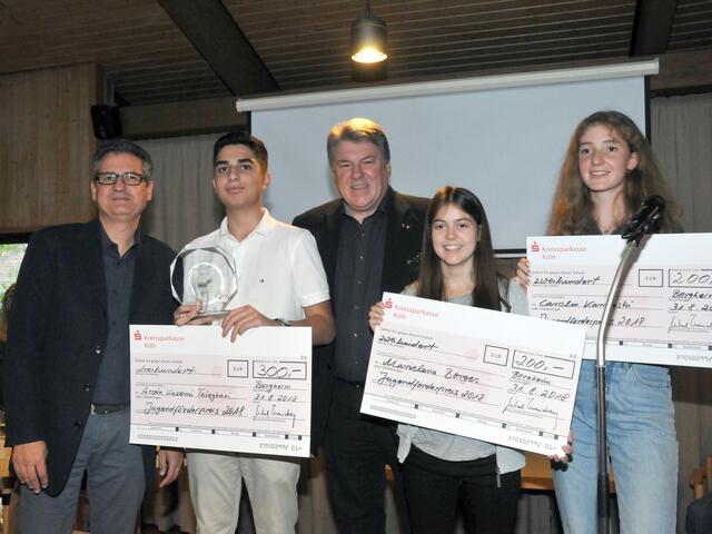 Preisverleihung in Königsdorf: Frank Bender (links) von der RheinEnergie AG und Landrat Michael  Kreuzberg (Mitte) zeichneten (v.l.) Arvin Kazemi Taleghani, Marielena  Borges und  Carolin  Kaminski mit dem Jugendförderpreis 2018 aus. | Foto: Rhein-Erft-Kreis/Schall