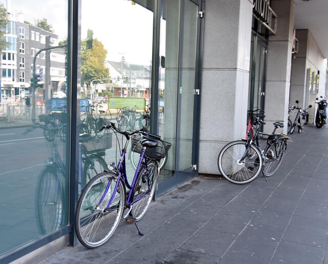 Vor dem City Center gbt es zwar überdachte Flächen, doch hier sind keine Fahrradständer. | Foto: tau