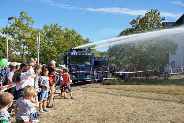 Großes Pubilikumsinteresse auch bei den Vorführungen der Wasserwerfer. | Foto: art