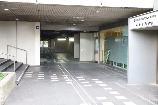 Das Dienstleistungszentrum heute: Die Passage vor dem Eingang soll dem Aufenthaltsbereich zugeschlagen werden.