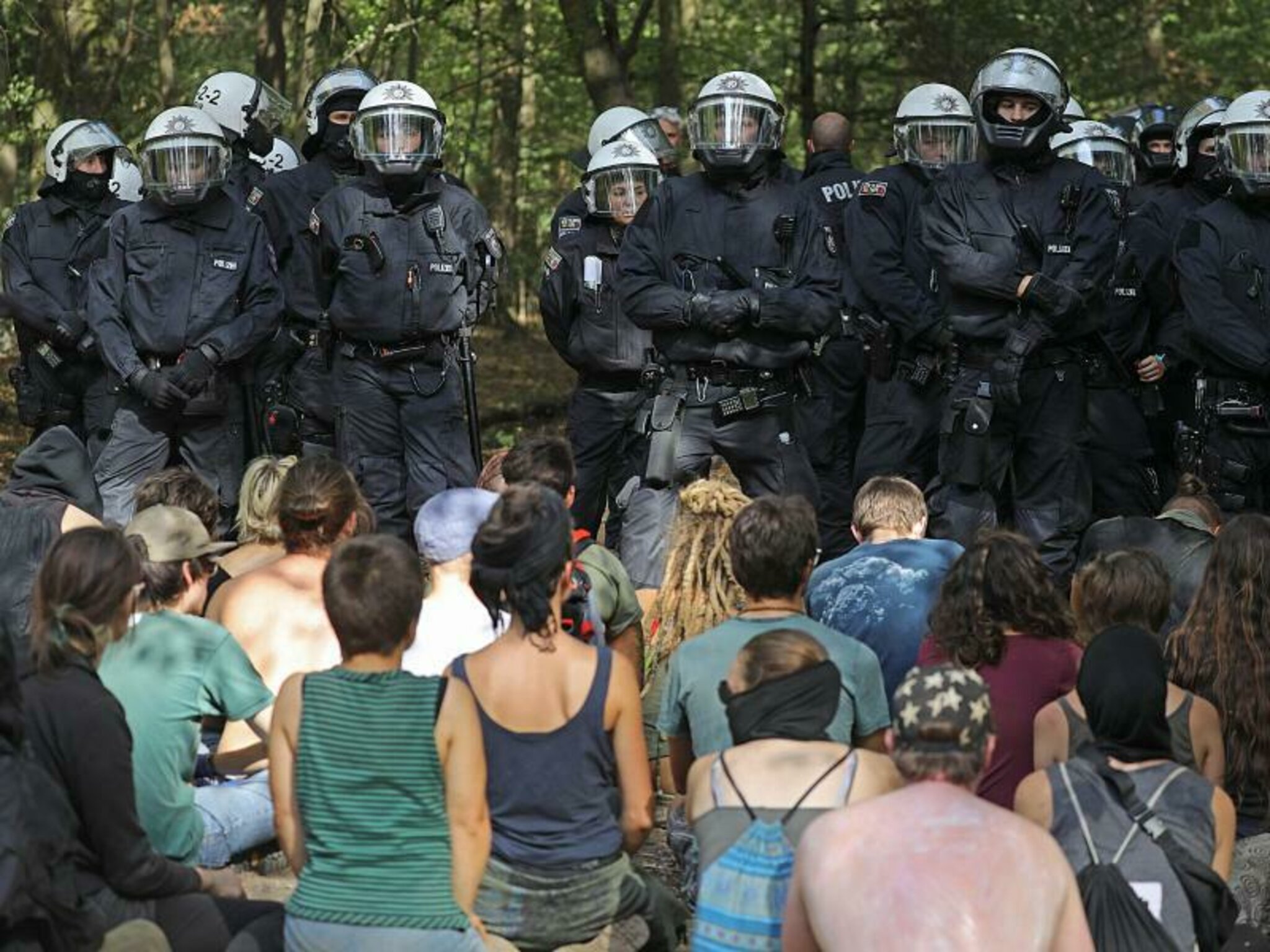 Fluchtwege werden geräumt Barrikaden abgerissen Protest von