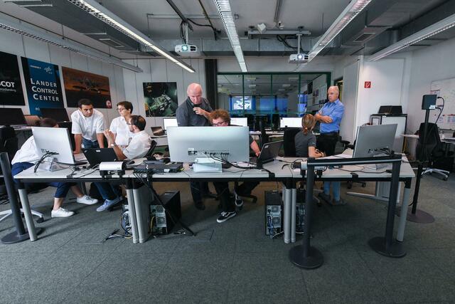 Der Tag der deutschen Einheit soll der Startschuss für spannende Stunden und Tage im MUSC im DLR-Zentrum in Köln werden - falls der Lander MASCOT erfolgreich auf dem Asteroiden Ryugu landet, aber davon sind die Experten überzeugt. | Foto: DLR