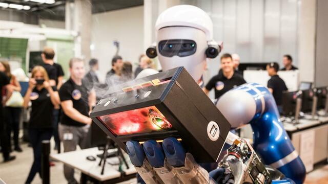 Gute Zusammenarbeit zwischen Gerst und Roboter METERON-SUPVIS-Justin. | Foto: Deutsches Zentrum für Luft- und Raumfahrt (DLR),