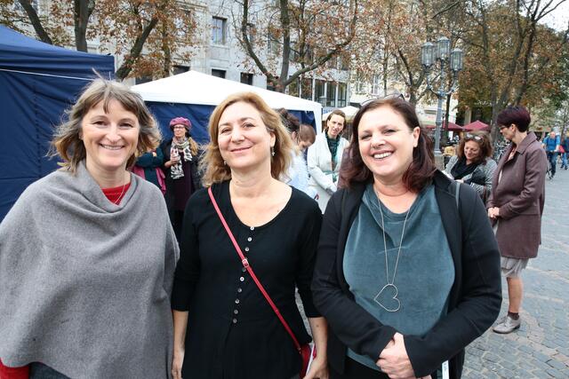Stehen für ökologische Mode in Bonn (von links:) Sonja Radeck, Katja Schetting, Annette Hoffman. | Foto: we