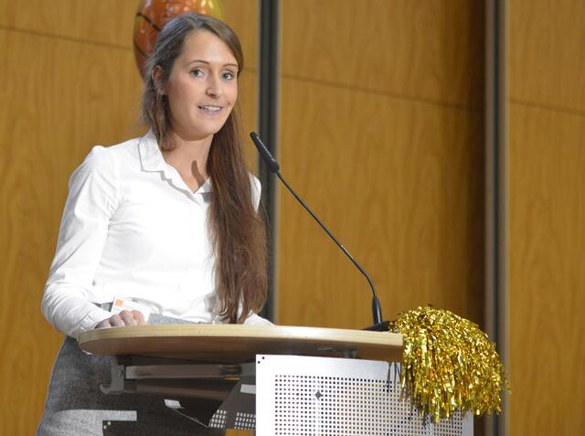 Stellvertretend für alle Kooperationspartner in der Wirtschaft richtete die EUFH-Absolventin Nadine Sänger das Wort an die Gäste im Tanzsportzentrum. | Foto: EUFH Rhein/Erft