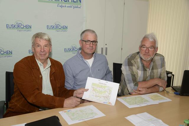 Zeigen sich besorgt angesichts der Ausbreitung der Afrikanischen Schweinepest (ASP) in Belgien (v.l.): Rudi Mießeler, Helmut Dahmen und Dr. Jochen Weins. | Foto: Petra Grebe