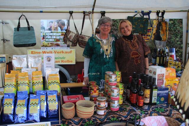 Helmi Rotter (l.) und Peri Terbuyken hatten auf dem Pfarrfest an ihrem „Eine-Welt-Stand“ Waren aus fairem Handel angeboten. | Foto: Flick