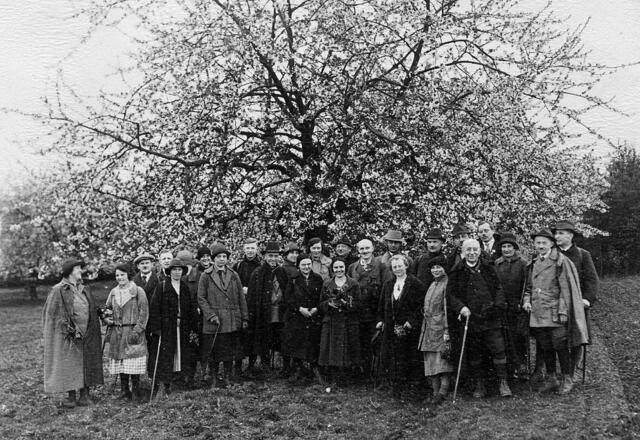 Gewandert wird und wurde immer: ob im Frühling, im Sommer oder im Winter. Die Damen und Herren und Kinder waren zu jeder Jahreszeit und bei jedem Wetter unterwegs. | Foto: Kölner Eifelverein