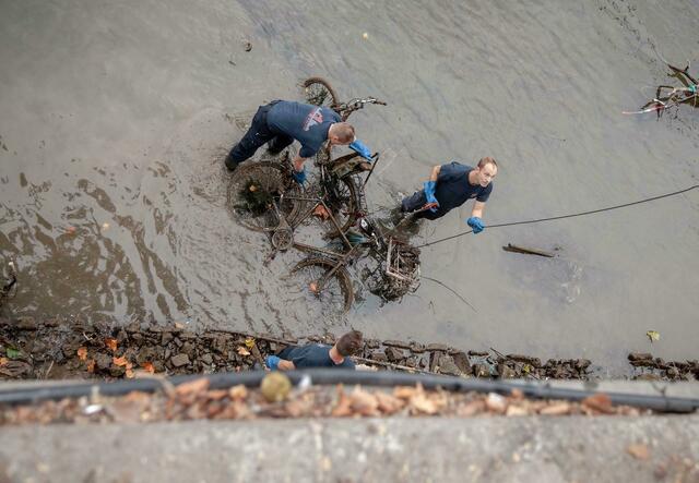 Einsatzkräfte der Berufsfeuerwehr holten jede Menge Schrott aus dem Rhein. An einem Tag allein 2,5 Tonnen. | Foto: König