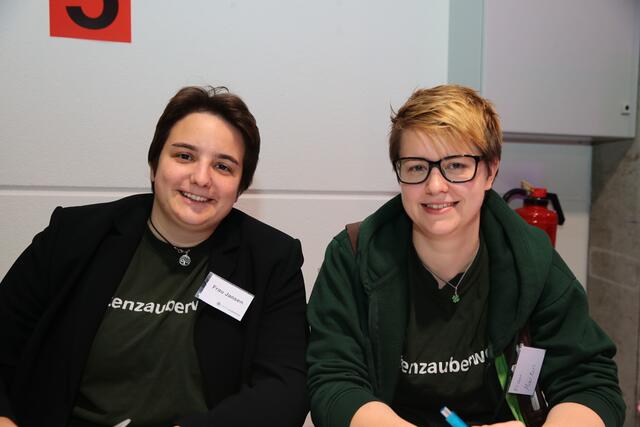 Lisa Jansen (links) und Corinne Martin suchen Leue für den Gartenbau. | Foto: we