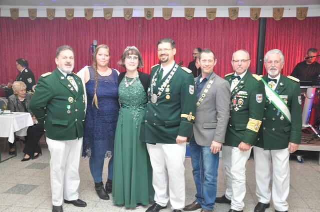 Hubertusball der St. Hubertus-Schützenbruderschaft Heide (v.l.) mit Franz Peter Zimmermann, Yvonne Mehr, Elodie und Thomas Zingsheim, Conny Witting, Dirk Vetterling sowie Ehrenbrudermeister Dietmar Vetterling. | Foto: dju