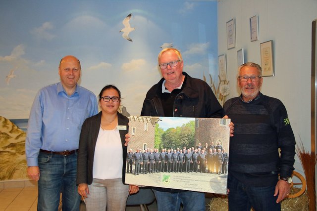 Als Dank für die tolle Unterbringung im Dorfhotel Sylt und den erstklassigen Service überreichte Vorsitzender Manfred Speuser, Kassierer Hans Erdmann und stellvertr. Kassierer Theo van Peij ein Chorfoto auf Leinwand mit Widmung an Frau Payamann vom Dorfhotel Sylt in Rantum. | Foto: Bastian Schlößer