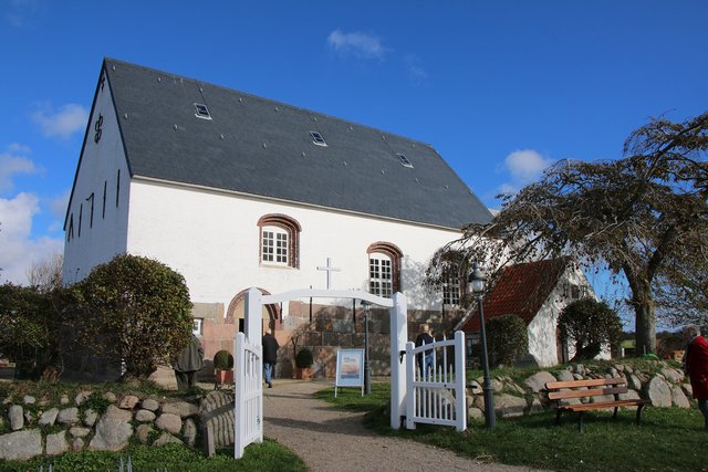 St. Martin zu Morsum mit Plakatwerbung zu unserem kleinen Konzert unter dem Motto “Lebe, Liebe, Lache”. | Foto: Bastian Schlößer