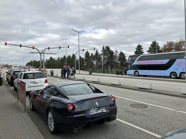 Erstaunlich wenig Verkehr am Herbstferien-Freitag: Pole Position für unseren Doppeldeckerbus! | Foto: Bastian Schlößer