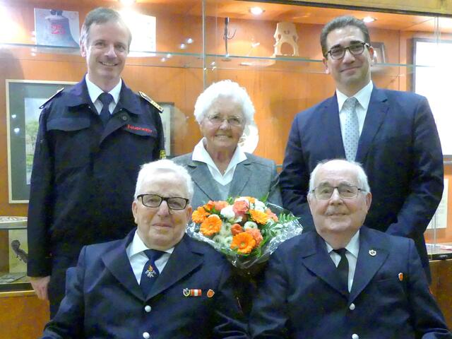 Geehrt von Jochen Stein und Bezirksbürgermeister Guido Déus, Heinz Jakobs (li.) und Hans Krey. Mit dabei Rosa Jakobs, die wie alle Ehefrauen von Wehrleuten mit Herzblut das Ehrenamt ihrer Männer unterstützen. | Foto: Helmut Müller