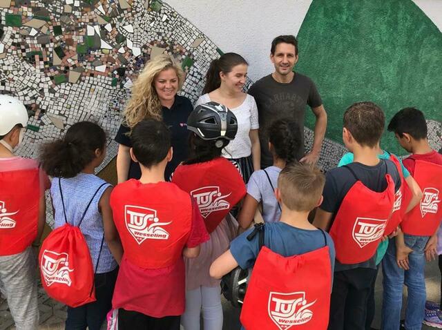 Lisanna Kistenmaker (Johannes-Gutenberg-Schule), Julia Lücke (Malteser Hilfsdienst) und Alex Mathes (TuS Wesseling). | Foto: Marc Louis Hansmann