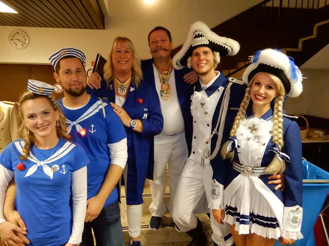 Manfred und Petra Schüller mit ihren Söhnen Marcel (2.v.l.) und Sascha (2.v.r.) sowie ihre künftigen Schwiegertöchtern Fabienne Melzler (1.v.l.) und Kimberly Bettmann (1.v.r.). | Foto: Brand