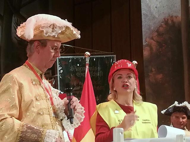 Bezirksbürgermeisterin Simone Stein-Lücke als Bob der Baumeister: Das war wirklich sehens- und hörenswert. Aber längst nicht das einzige Highlight der diesjährigen Proklamation. | Foto: Alfred Schmelzeisen