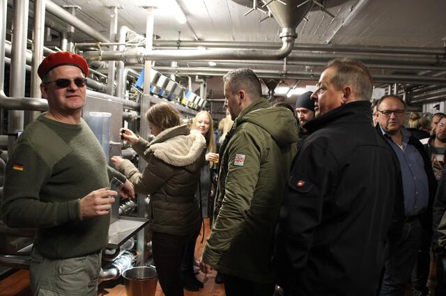 Im Reifekeller der Brauerei gab es neben lockeren Sprüchen des Ausbilders Schmidt auch ein frisch gezapftes Bier. | Foto: Erich Eischeid