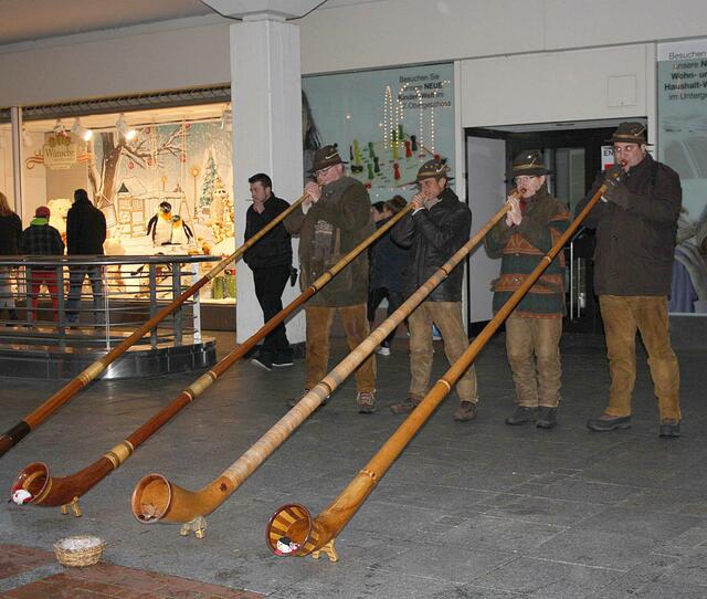 Mit ihren imposanten originalgetreuen Hörnern musizieren die „Alphornissen“ in der Fußgängerzone. | Foto: Bettina Willumat