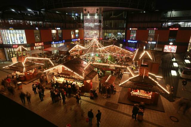 Das Winterdorf vor der Rathaus-Galerie ist der Treffpunkt für Feierfreudige: Hier finden auch in diesem Jahr wieder jede Menge Partys statt. | Foto: Veranstalter Kaechele