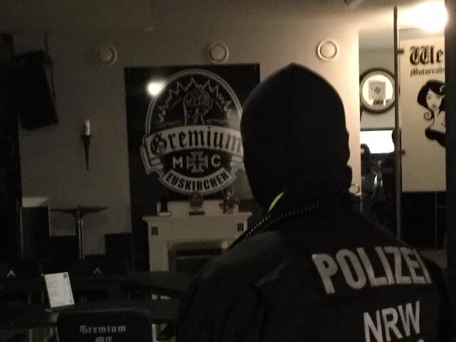 Polizeibeamte durchsuchten das Clubhaus des Rockerclubs "MC Gremium" in Euskirchen. | Foto: Polizei