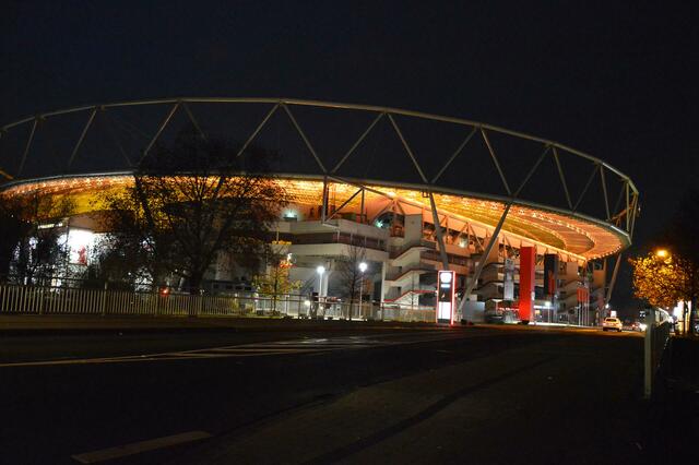 Besonders imposant sah in der Nacht von Sonntag auf Montag die BayArena aus. Anlass war der „Internationale Tag gegen Gewalt an Frauen“. Mit „Orange your City“ wurde ein orangefarbenes Zeichen gesetzt. | Foto: Claus Schloot