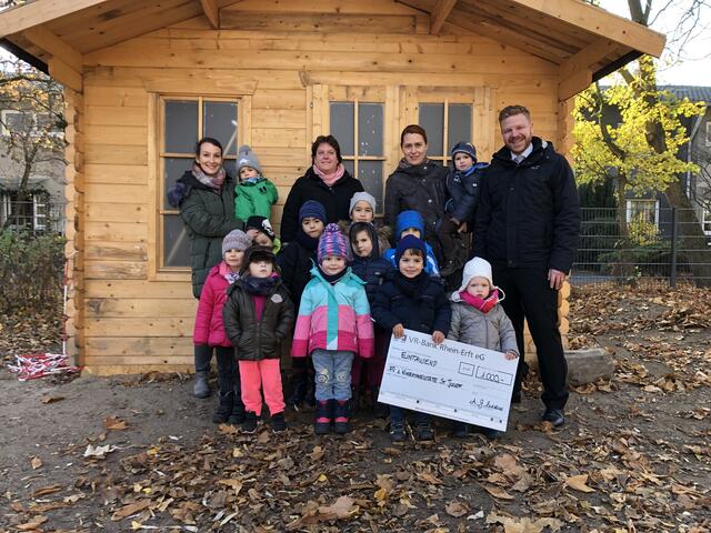 Carina Hartmann (stellvertr. Vorsitzende des Fördervereins), Melanie Gerhards von der KITA-Leitung, Judith Sánchez Marcelo (Vorsitzende Förderverein) und Stefan Baehr von der VB Rhein-Erf mit den Kindergartenkindern vor der neuen Werkstatt. | Foto: Justin Lorenz
