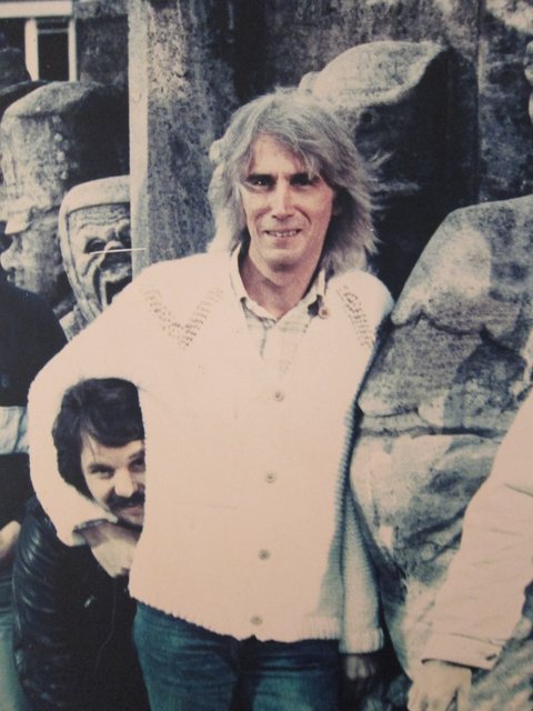 Hartmut hält Tommy Engel im Schwitzkasten. Spaß! Hartmut erzählt im Interview: "Als Tommy Engel bei uns aufgehört hat, haben viele gesagt: ‚Mit den Bläck Fööss kann das nie wieder was geben.‘ Und wir haben gesagt, wir machen weiter, haben die Lieder anders aufgeteilt, neue Lieder gemacht – das ging wunderbar! Zurückgucken, und fragen, was schiefgelaufen ist, bringt nichts." 

 | Foto: Blatt-Gold