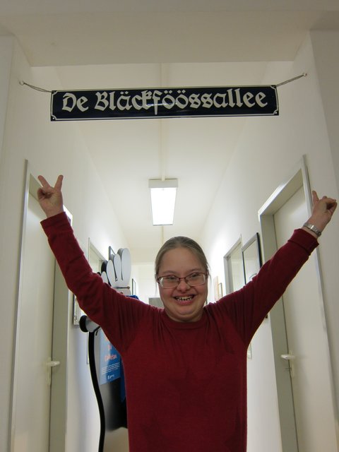 Blatt-Gold-Autorin Isabel Schatton ist großer Bläck Fööss-Fan. Klar, dass sie auf dem Konzert im Tanzbrunnen in der ersten Reihe stand und alle Lieder inbrünstig mitsang.  | Foto: Anja Schimanke