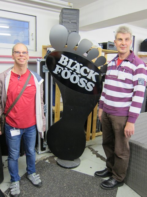 Der Fußabdruck der Bläck Fööss ist gigantisch und unübersehbar und das nicht nur im Studio. Reporter Ralf Faßbender und Jochen Rodenkirchen (rechts) sehen sich begeistert im Heiligtum der Bläck Fööss um. | Foto: Anja Schimanke