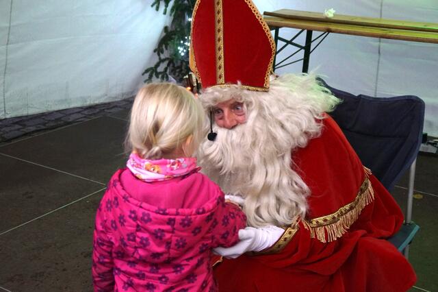 Der Nikolaus hatte für jedes Kind eine kleine Tüte im Gepäck. | Foto: Surmann
