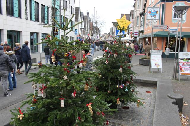 Auch die Rheinbacher Innenstadt präsentiert sich weihnachtlich geschmückt und lädt ein zum gemütlichen Einkaufsbummel. | Foto: art/Archiv