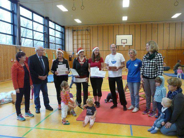 Bewegte Tagespflege: Jutta Maroscheck und Harald Dudzus vom KSB Rhein Erft überreichen den Glessener Tagesmüttern Doris Gesche, Daniela Dördelmann und Tanja Jones ihr Zertifikat (v.l.). Richard Beckschulte und Heike Sasse vom TSV Glessen freuen sich mit Melanie Wachs von der Stadt Bergheim über die Auszeichnung als "bewegter Sportverein".  | Foto: TSV Glessen
