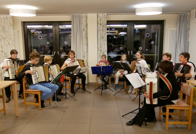 Der Akkordeon-Spielkreis Niederkassel unter Leitung von Elena Taran gab ein kleines Konzert im Haus St. Elisabeth Niederkassel.  | Foto: Bettina Regali