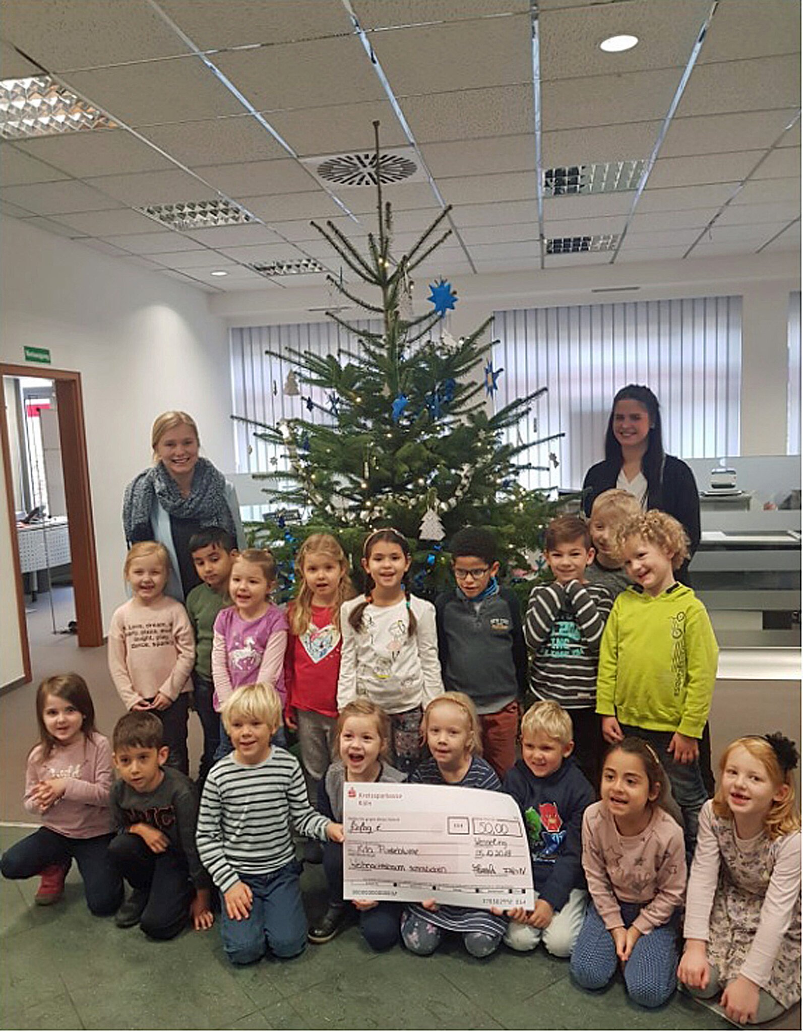 Vom Kindergarten: Kindergartenkinder der Pusteblume schmückten Baum der