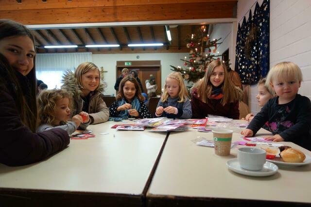 Im Pfarrsaal duftete es nach frischen Waffeln, für die Kinder gab es ein Bastelangebot. | Foto: Judith Bleister
