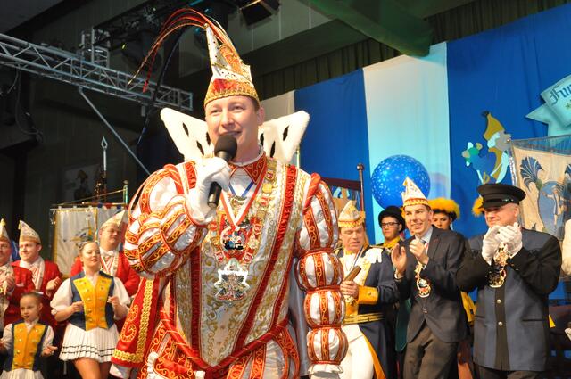 Die Insignien der Macht nimmt er noch als Prinz Alex I. Hilden entgehen, verabschiedet werden wird er als Alex Franz, denn der Prinz Karneval 2018 ist der erste Prinz, der während seiner Amtszeit den Namen wechselt. | Foto: Archiv WK