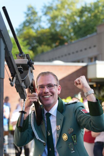 So jubelt nur ein König: Alexander Klein heißt der 500.  Wesselinger Schützenkönig, der zähe Vogel fällt mit dem 242. Schuss. | Foto: Regina Spitz
