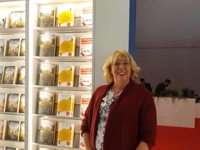 Sie schaut stolz, und sie kann es auch sein: Claudia Klütsch auf der Frankfurter Buchmesse und im Regal - zweite senkrechte Reihe von rechts - steht ihr Buch.  2018 gehört sie zu den Wesselinger Menschen, die am meisten in den Medien auftauchen. | Foto: Klütsch